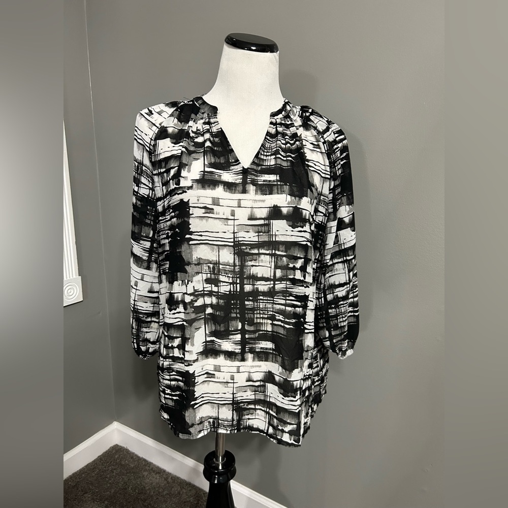Simply Vera Vera Wang, women’s size M Blouse,v-neck,3/4 sleeve sheer lightweight